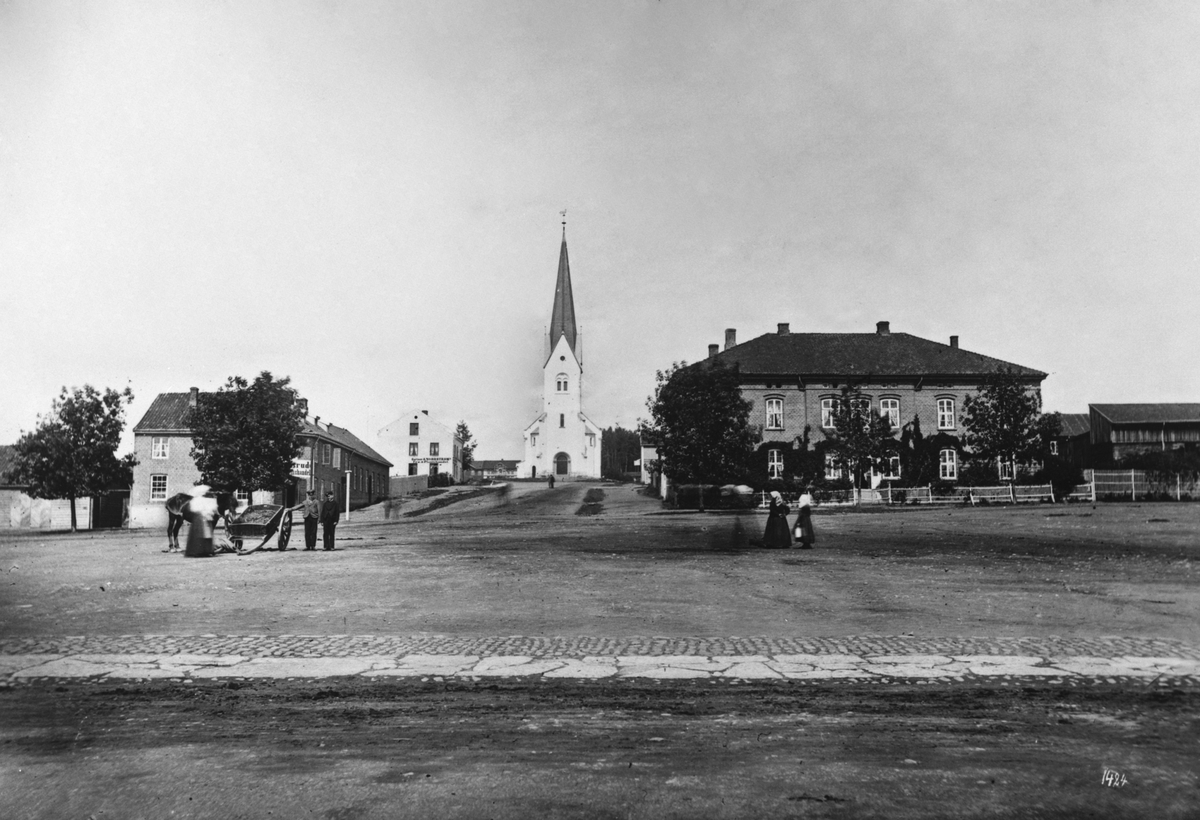 Anno Domkirkeodden, STORTORGET, KIRKEGATA, TIL VENSTRE: JØNSRUDS BRENNEVINSHANDEL, GARTNER A. NORDSTRØM, BISPEBOLIGEN, HAMAR KIRKE, MUNCHEGÅRDEN