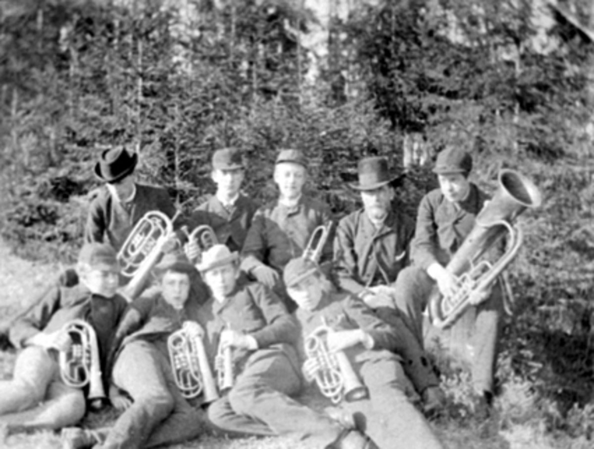 Anno Domkirkeodden, HAMAR OFFENTLIGE HØYERE SKOLES KORPS, GRUPPE 9, FORAN FRA VENSTRE: HANS BJØRGE, HARLAD ØSTBYE, EINAR HALVORSEN OG ADOLF HORN, BAK FRA VENSTRE: GULBRAND SCHIØTZ, KRISTIAN LUND, PAUL GRØNVOLD, ORGANIST INGMAR MESSELT OG ANDREAS ERICHSEN