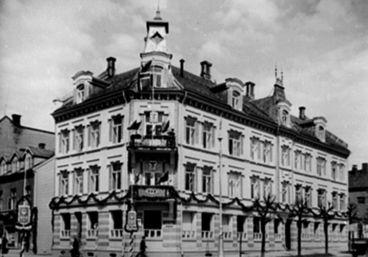 Anno Domkirkeodden, PARKGATA 12, EKSTERIØR PYNTET TIL BYJUBILEET I 1949, NSB DISTRIKTSKONTOR