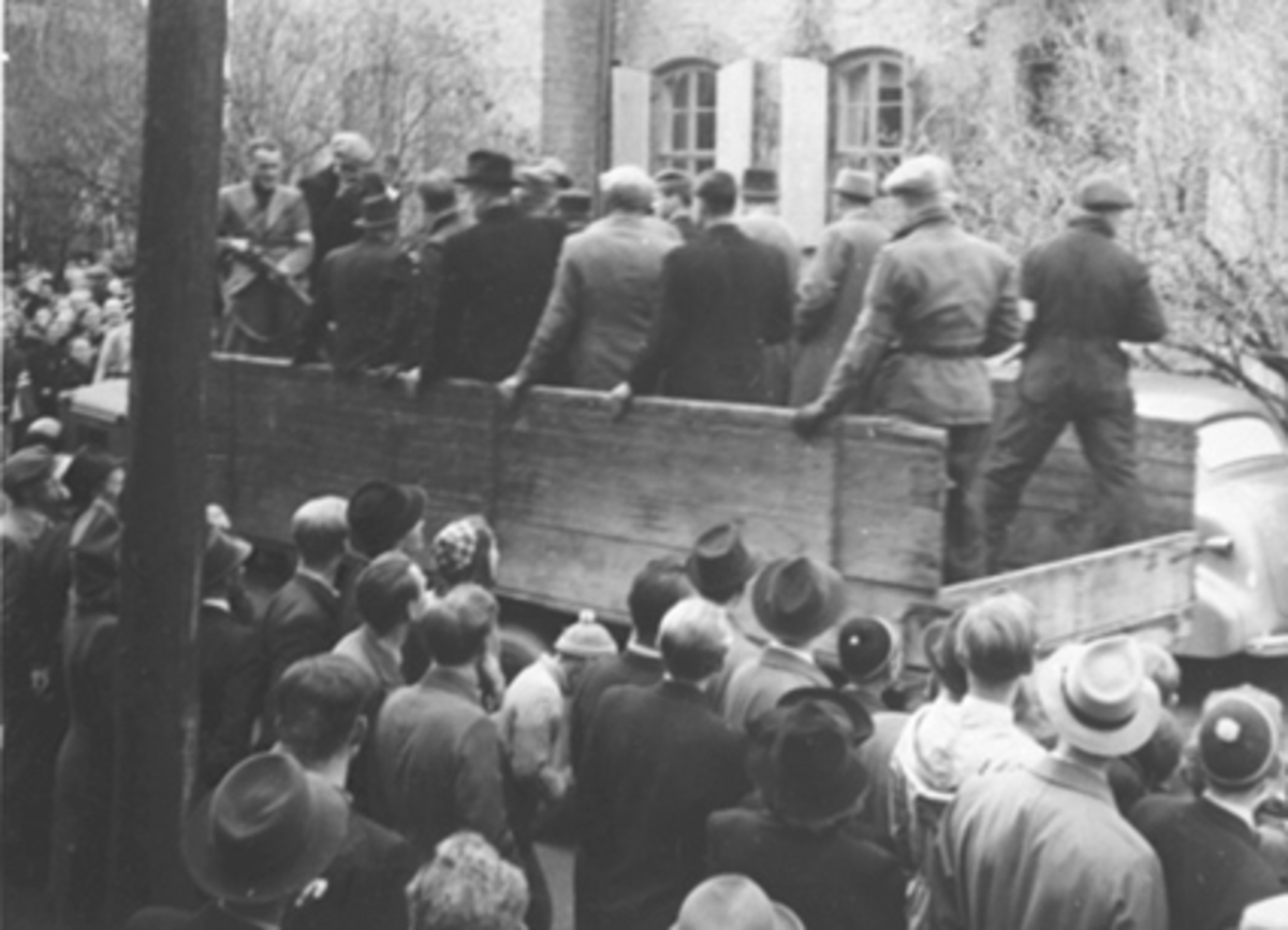 Anno Domkirkeodden, FRIGJØRINGSDAGENE MAI 1945, ARRESTASJON AV NAZISTER ETTER KRIGEN AV HJEMMEFRONTEN, FANGENE KJØRES PÅ LASTEBILER TIL FENGSELET.