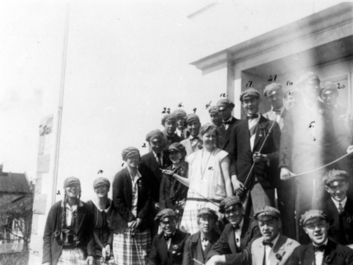 Anno Domkirkeodden, HAMAR KATEDRALSKOLE. GRUPPE 22 RUSS. BRINCH, SANDBAKKEN, MØLLER, OTTESTAD, UDGÅRD, NORD, NORHEIM, SAGSVEEN, CHRISTIE, ARNESEN, SOLBRAA, AARSKOG, KROGH, OLSEN, WADAHL, RUDLAND, FODSTAD, JENSEN, FUGLETH, ROLSDORPH, BØRKE, AAS. UKJENT PLASSERING.