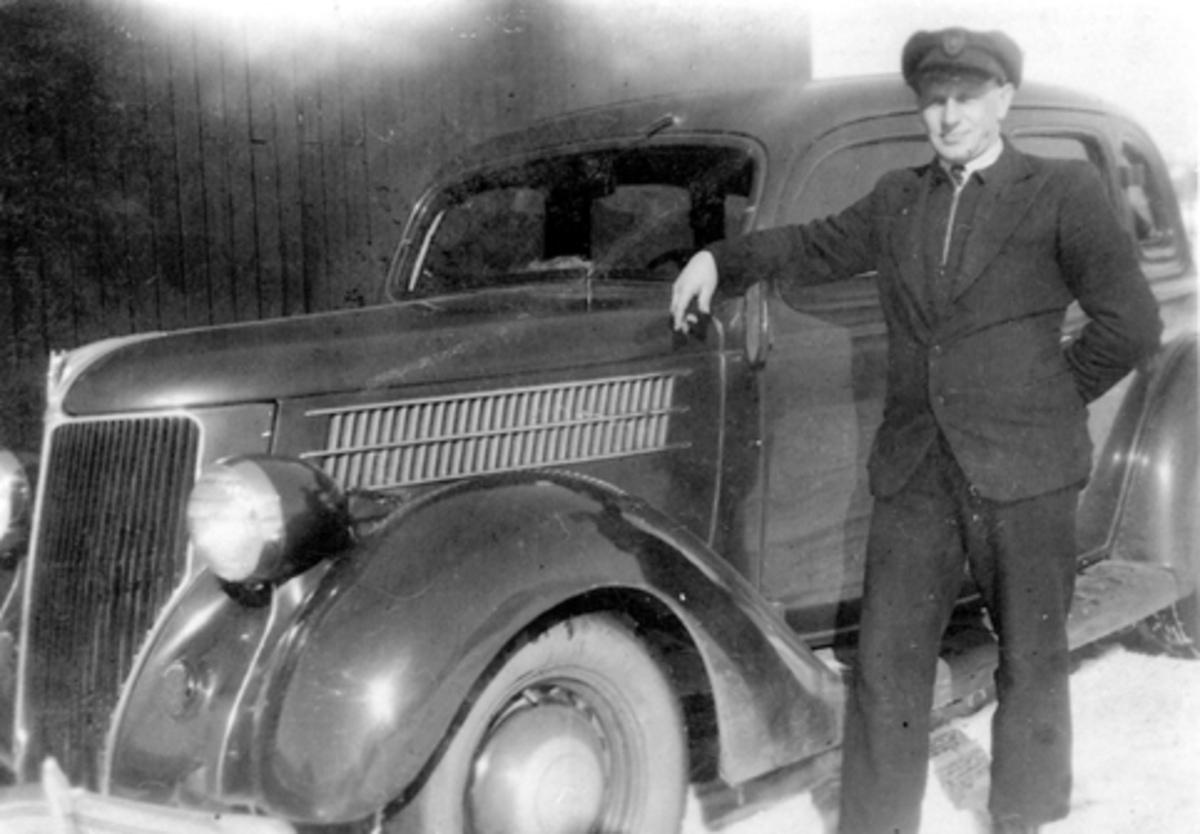Anno Domkirkeodden, HAMAR TAXISENTRAL, DROSJESJÅFØR PAUL WANG FORAN SIN FORD 1936 MODELL