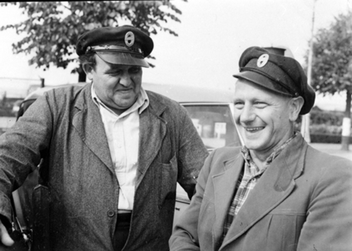 Anno Domkirkeodden, HAMAR TAXIFORENING, DROSJEEIERE OLA ASPLUND FORMANN OG PAUL WANG SEKRETÆR, VAR BEGGE TILITTSVALGTE I FORENINGEN I EN ÅRREKKE.