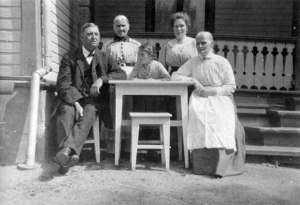 Anno Domkirkeodden, HAMAR PARK. GRUPPE 5 FAMILIE. PARKENS VAKTMESTERE I 40 ÅR. ANDERS T. V OG KAREN T. H PEDERSEN FORAN INNGANGEN TIL RESTAURANTEN.