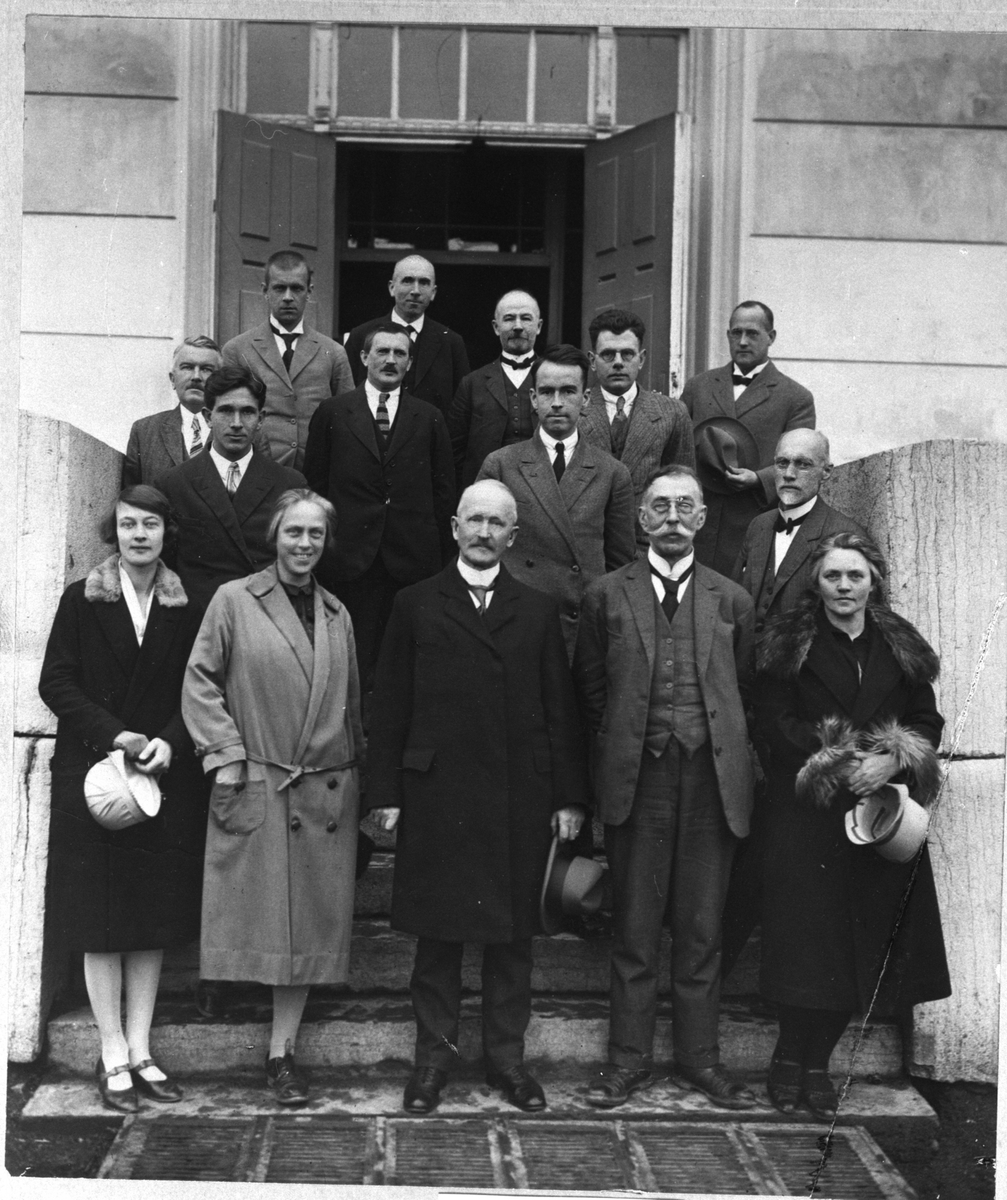Anno Domkirkeodden, HAMAR OFFENTLIGE HØYERE ALMENSKOLE. HAMAR KATEDRALSKOLE. GRUPPE 15 LÆRERE. . EN DEL AV LÆRERNE I 1928. NEDERS FRA VENSTRE ELISABETH JAKHELLN, MARIE AAGAARD, REEKTOR KARL NILSEN, LYSTAD, MARIT HOVDE. I MIDTEN FRA VENSTRE. MAGNUS JENSEN, GETZ HANSEN, HAVIG. BAKERST FRA VENSTRE, FRØYSAA, ALFRED JENSEN…