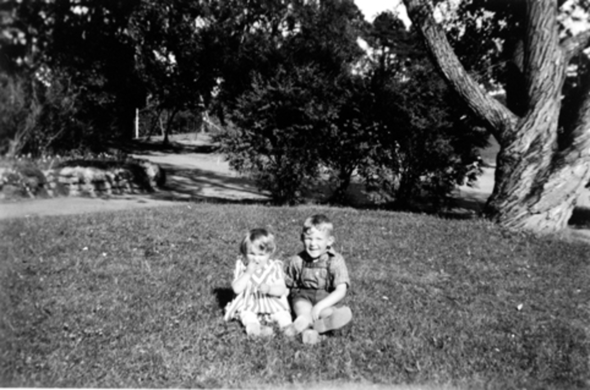 Anno Domkirkeodden, HAMAR PARK. SOLVÅR OG STEIN RYNNING F. 1948 BARN AV LEIF RYNNING SOM TOKOVER SOM VAKTMESTER I 1946