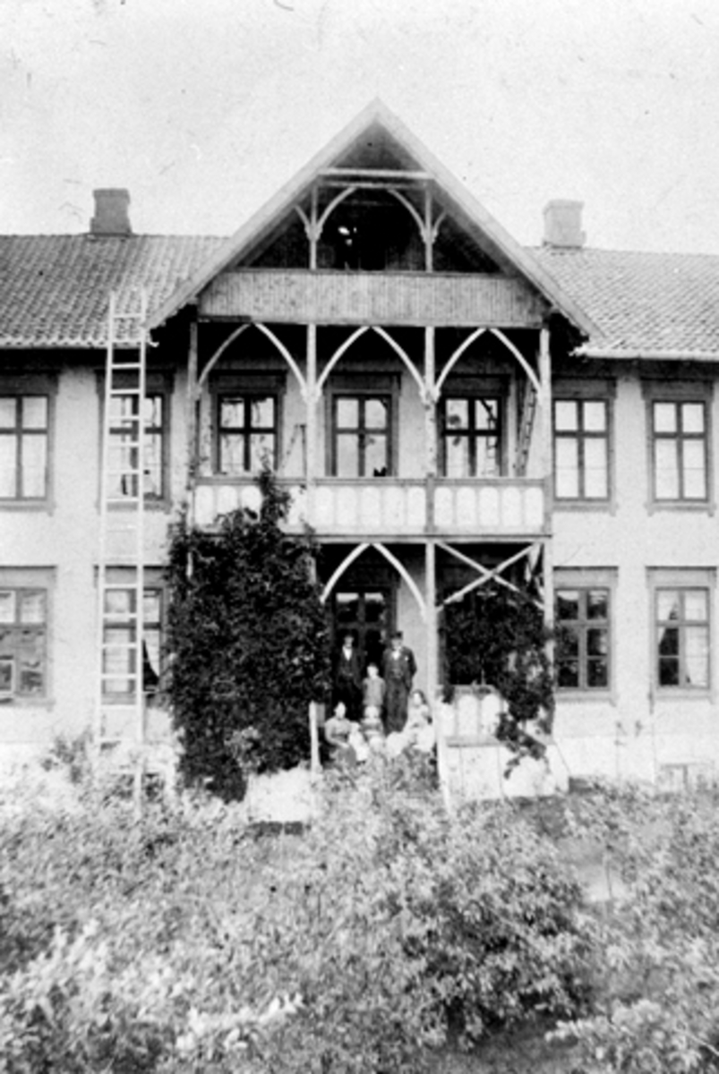 Anno Domkirkeodden, DISEN VESTRE, HOVEDBYGNING, FAMILIEGRUPPE, VERANDA.