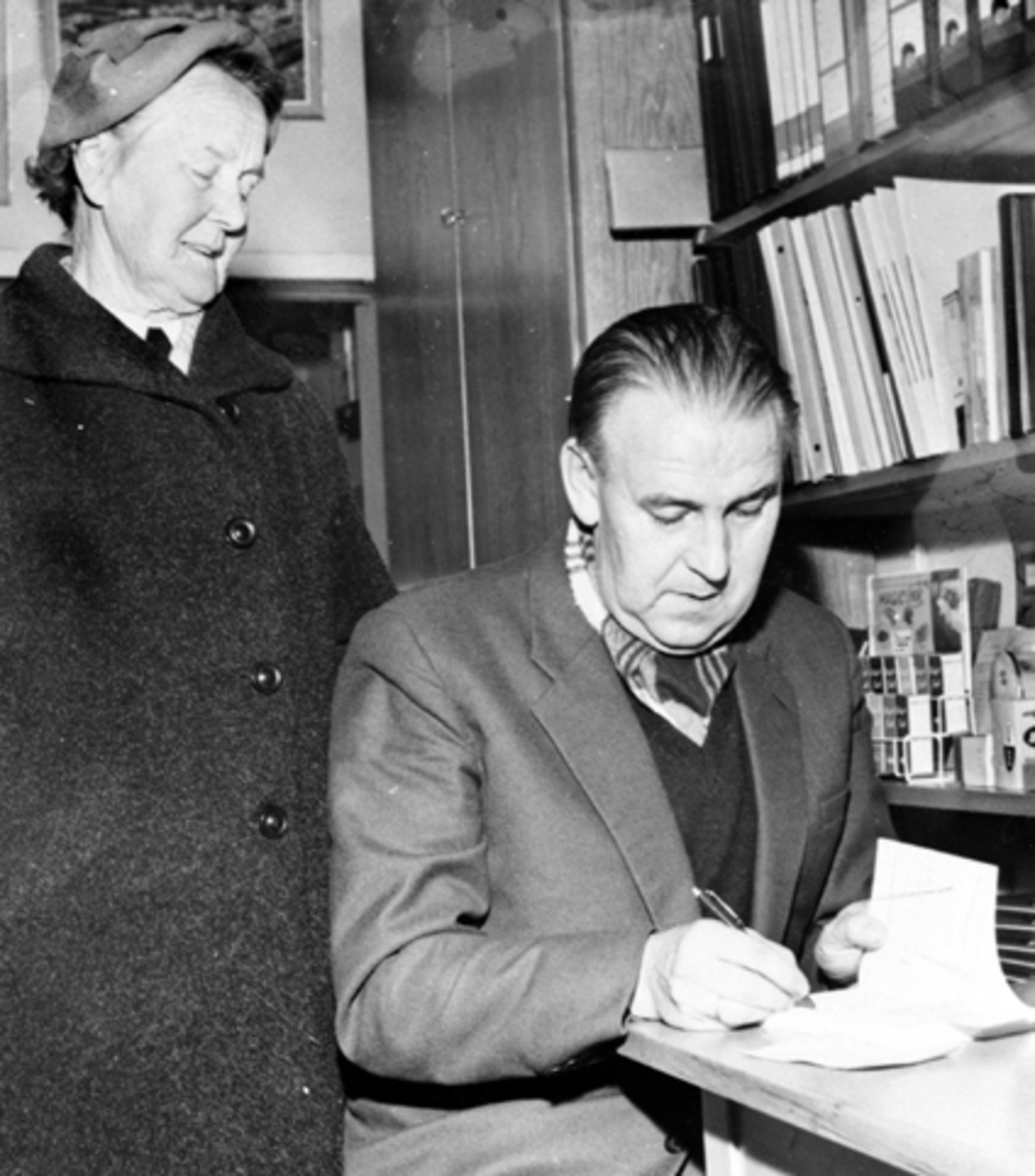 Anno Domkirkeodden, FORFATTER ALF PRØYSEN SIGNERER BOK HOS GRAVDAHL BOKHANDEL. KAN VÆRE 02. 11. 1959 DA HAN SIGNERTE "MUNTRE MINNER FRA HEDEMARKEN". SE ANNONSE I HAMAR STIFTSTIDENDE 27. 10. 1959 OG OMTALE 03. 11. 1959. (HAN SKULLE EGENTLIG SIGNERE BØKER DEN 28. 10, MEN BLE FORKJØLET OG SIGNERINGEN BLE UTSATT TIL 02. 1…