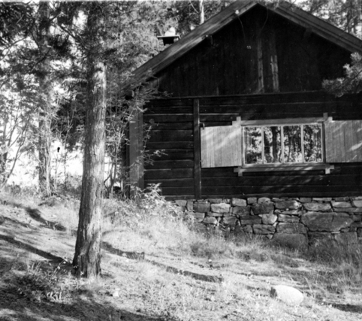 Anno Domkirkeodden, BYGGING AV SKJEGSTADHYTTA I STRANDVEGEN. HUSET BLE FLYTTET FRA TOBRO GÅRD I LØTEN DER DEN BLE KJØPT FOR 150 KRONER.