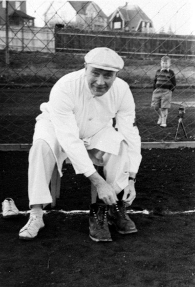 Anno Domkirkeodden, HAMAR STADION. FYLKESLEGE SINDRE LUNDE KNYTTER SKO. FOTBALLKAMP MELLOM BYENS LEGER OG JOURNALISTER PÅ IDRETTSPLASSEN 8. MAI 1946. ARRANGEMENT I FORBINDELLSE MED RØDE KORS DAG. FOTO NORMANN, HAMAR SE NEG. NR. NO 27278.