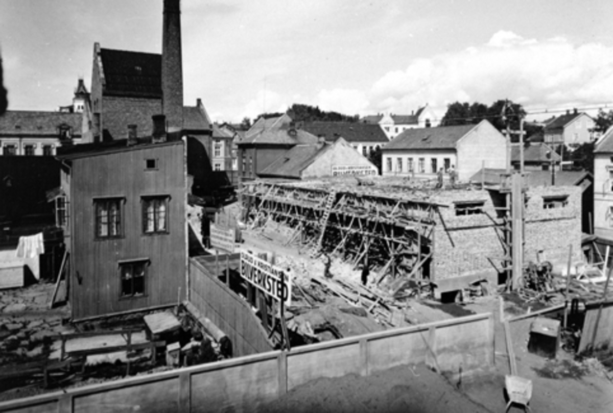 Anno Domkirkeodden, HÅKONSGATE. OLRUD OG KRISTIANSEN BILVERKSTED. . BYGGING AV NYTT VERKSTED. HUSET T. V LÅ I BAKGÅRDEN TIL ARBEIDERKAFEEN. . FØRSTE UTBYGGING AV ØSTRE GATE 11-13. PIPA I BAKRUNNEN TIDLIGERE H. PAULSENS DESTILLASION.