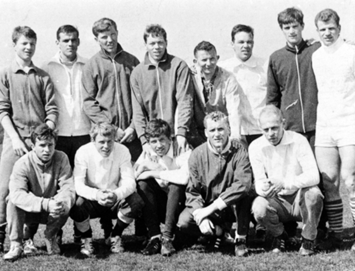 Anno Domkirkeodden, BRISKEBY GRESSBANE. HAM-KAM. FOTBALLSPILLERE. LAGBILDE. Bak fra venstre: Ståle Ruud, Erik Skattum, Leif Hagelund, Håkon Hagelund, Odd Eriksen, Steinar Johansen, Torkild Brakstad, Edgar Malman. Foran fra venstre: Terje Skogly, Kjell Haakonsen, Trond Ellefsen, Knut Amundsen, Arvid Hval.