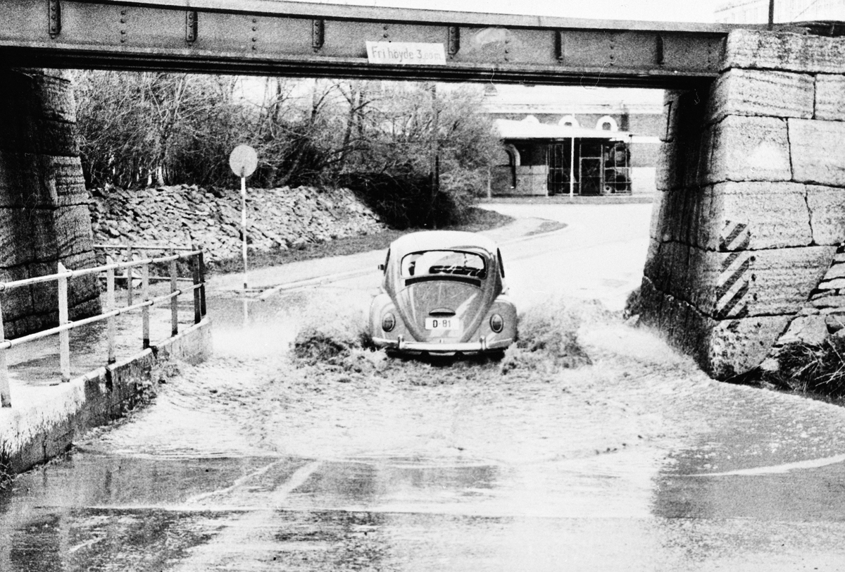 Anno Domkirkeodden, FLOM UNDERGANGEN VED BRYGGA. VOLKSWAGEN FOLKEFOGN D-81 KJØRER GJENNOMVANNET.