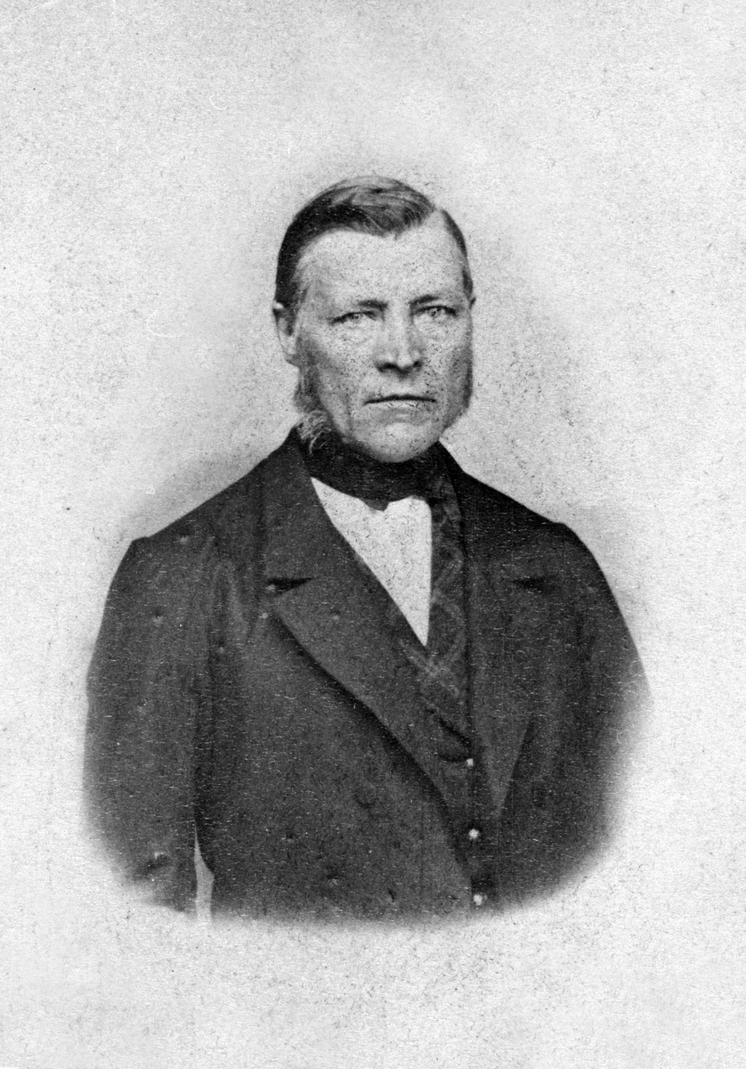 Anno Domkirkeodden, GLASSMESTER HANS BØRRESEN LILLEVOLD FØDT 15. 7. 1818 PÅ LILLEVOLD I ROMEDAL. VAR GLASSMESTER I HAMAR
