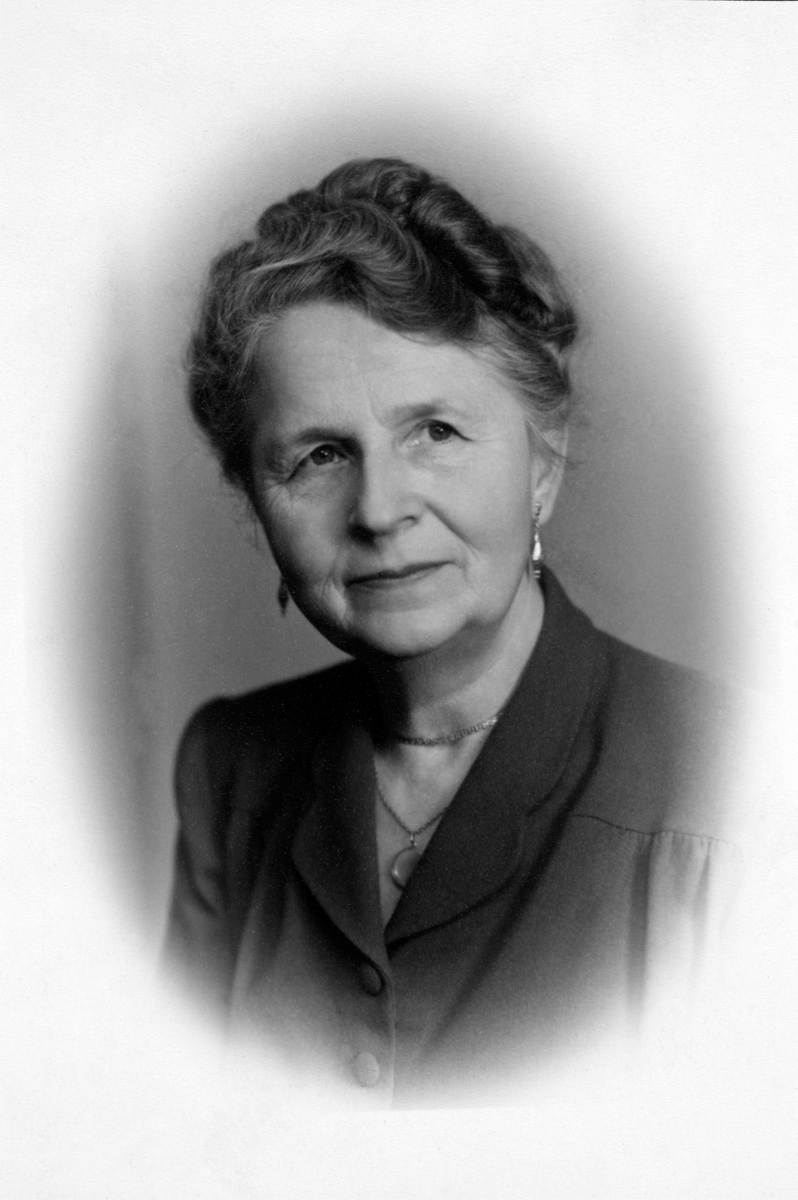 Anno Domkirkeodden, PORTRETT RACHEL ARNT JENSEN. FORKVINNE I HAMAR KRETS AV NORGES RØDE KORS. 7. 3. - 1940 - 1945. Se årbok for Hedmarksmuseet/Hamar Historielag "Fra kaupang og Bygd 2010"