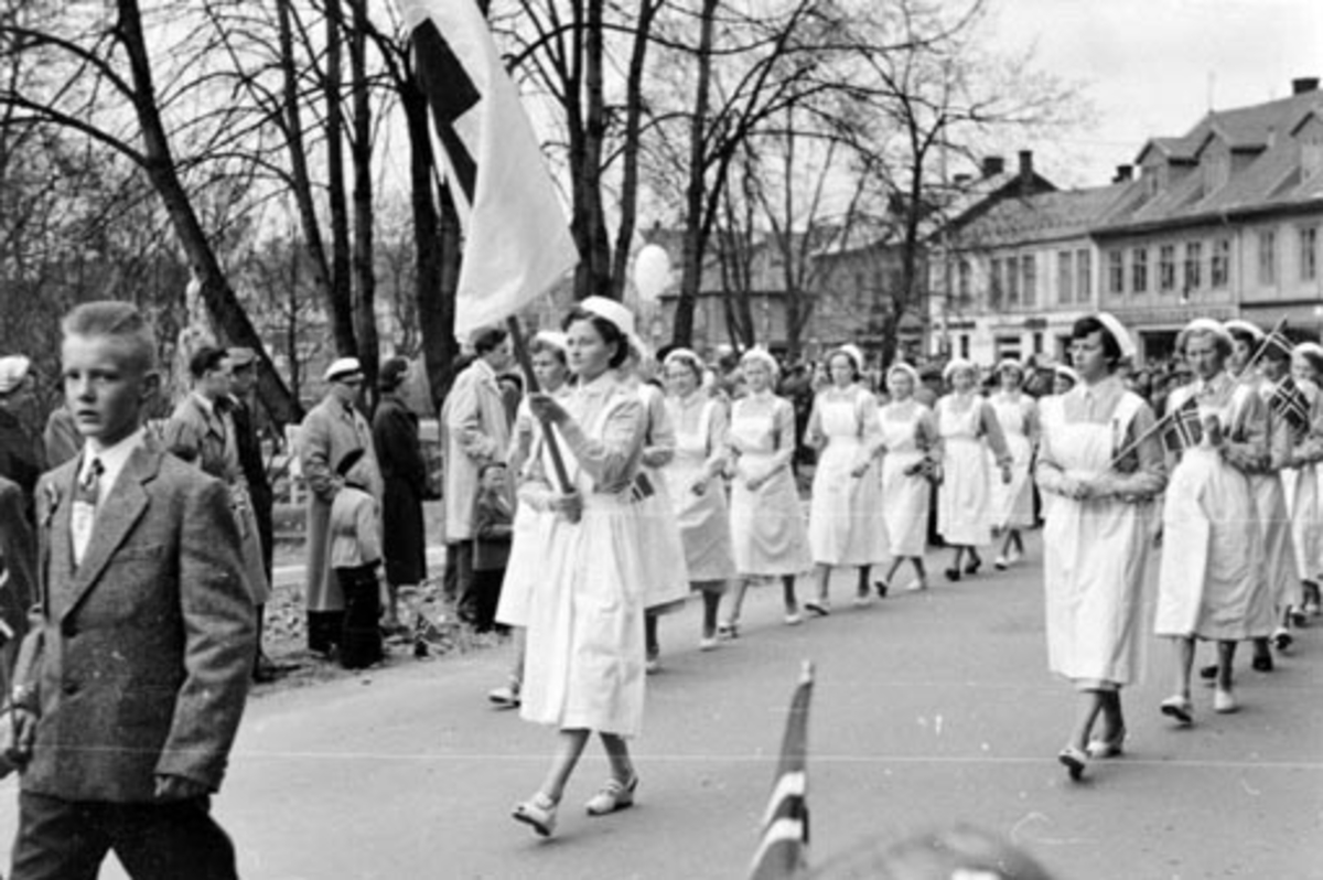 Anno Domkirkeodden, HAMAR RØDE KORS KLINIKK. 17. MAI TOG GJENNOM STRANDGATA. BARNEPLEIERE.