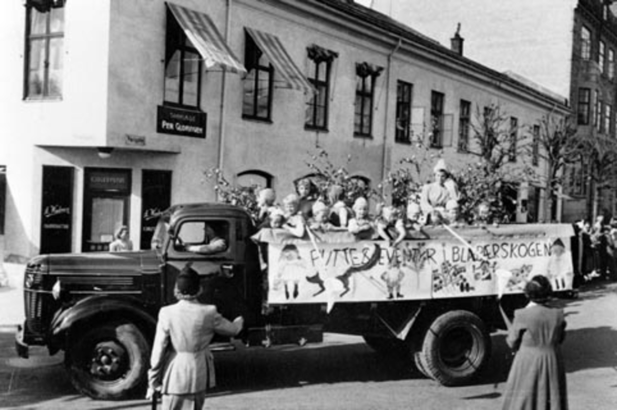 Anno Domkirkeodden, HAMAR RØDE KORS. BARNEHAGEFONDET. BARNAS DAG 3. JUNI 1951. INNSAMLING TIL INNTEKT FOR NY BARNEHAGE. STOR BARNEKORTESJE. START HJØRNET PARKGT. /ST. OLAVSGT. KL. 16. RUTE PARKGT. STRANDGT. SKOLETORVET, TORVGT. ØSTRE TORG, VANGSVEGEN, ST. OLAVSGT OG TILBAKE TIL UTGANGSPUNKTET. BARN PÅ LASTEBILER UTKLE…