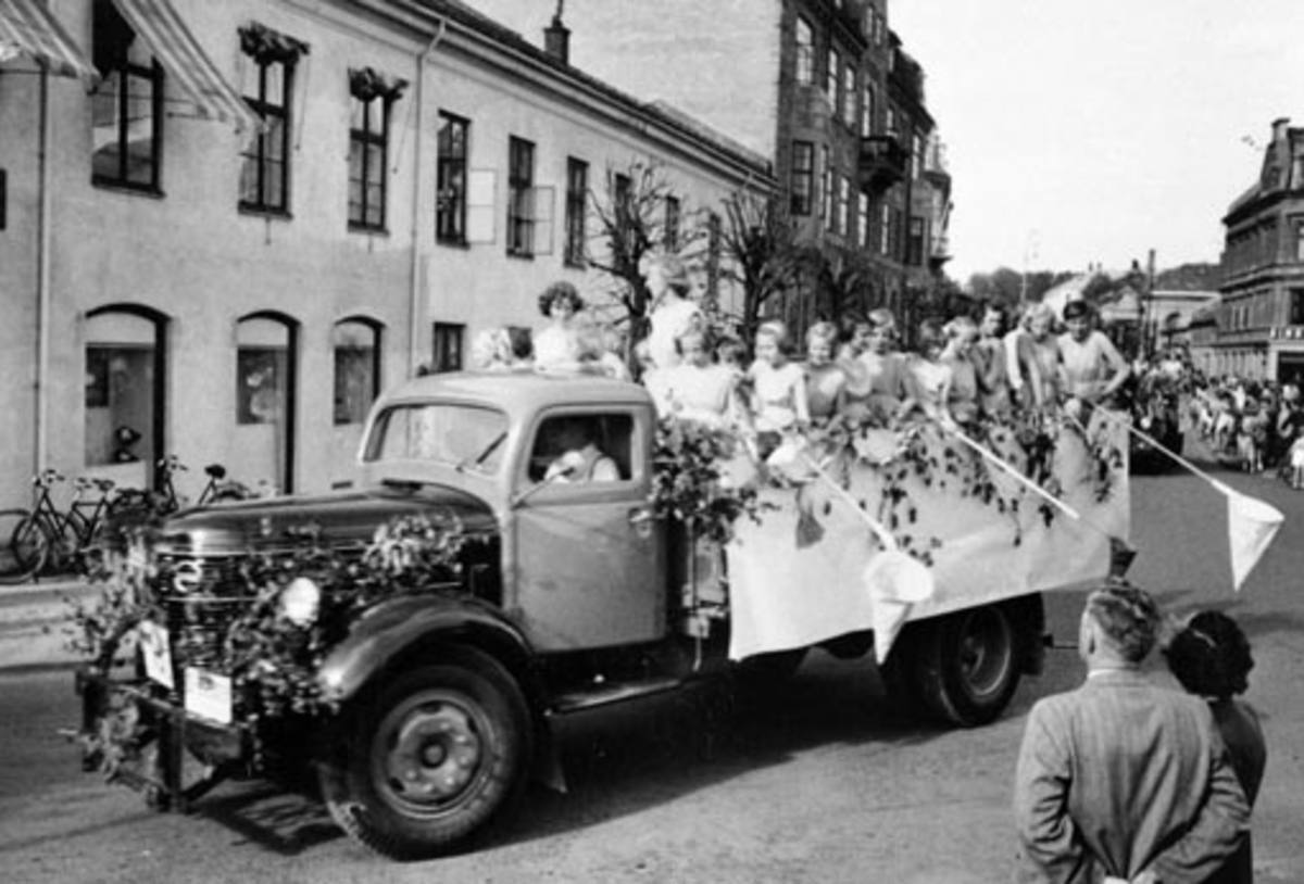 Anno Domkirkeodden, HAMAR RØDE KORS. BARNEHAGEFONDET. BARNAS DAG 3. JUNI 1951. INNSAMLING TIL INNTEKT FOR NY BARNEHAGE. STOR BARNEKORTESJE. START HJØRNET PARKGT. /ST. OLAVSGT. KL. 16. RUTE PARKGT. STRANDGT. SKOLETORVET, TORVGT. ØSTRE TORG, VANGSVEGEN, ST. OLAVSGT OG TILBAKE TIL UTGANGSPUNKTET. BARN PÅ LASTEBILER UTKLE…