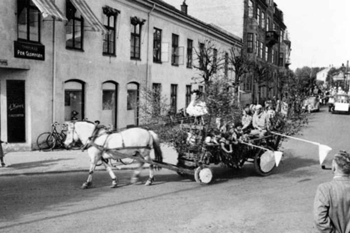 Anno Domkirkeodden, HAMAR RØDE KORS. BARNEHAGEFONDET. BARNAS DAG 3. JUNI 1951. INNSAMLING TIL INNTEKT FOR NY BARNEHAGE. STOR BARNEKORTESJE. START HJØRNET PARKGT. /ST. OLAVSGT. KL. 16. RUTE PARKGT. STRANDGT. SKOLETORVET, TORVGT. ØSTRE TORG, VANGSVEGEN, ST. OLAVSGT OG TILBAKE TIL UTGANGSPUNKTET. BARN PÅ LASTEBILER UTKLE…