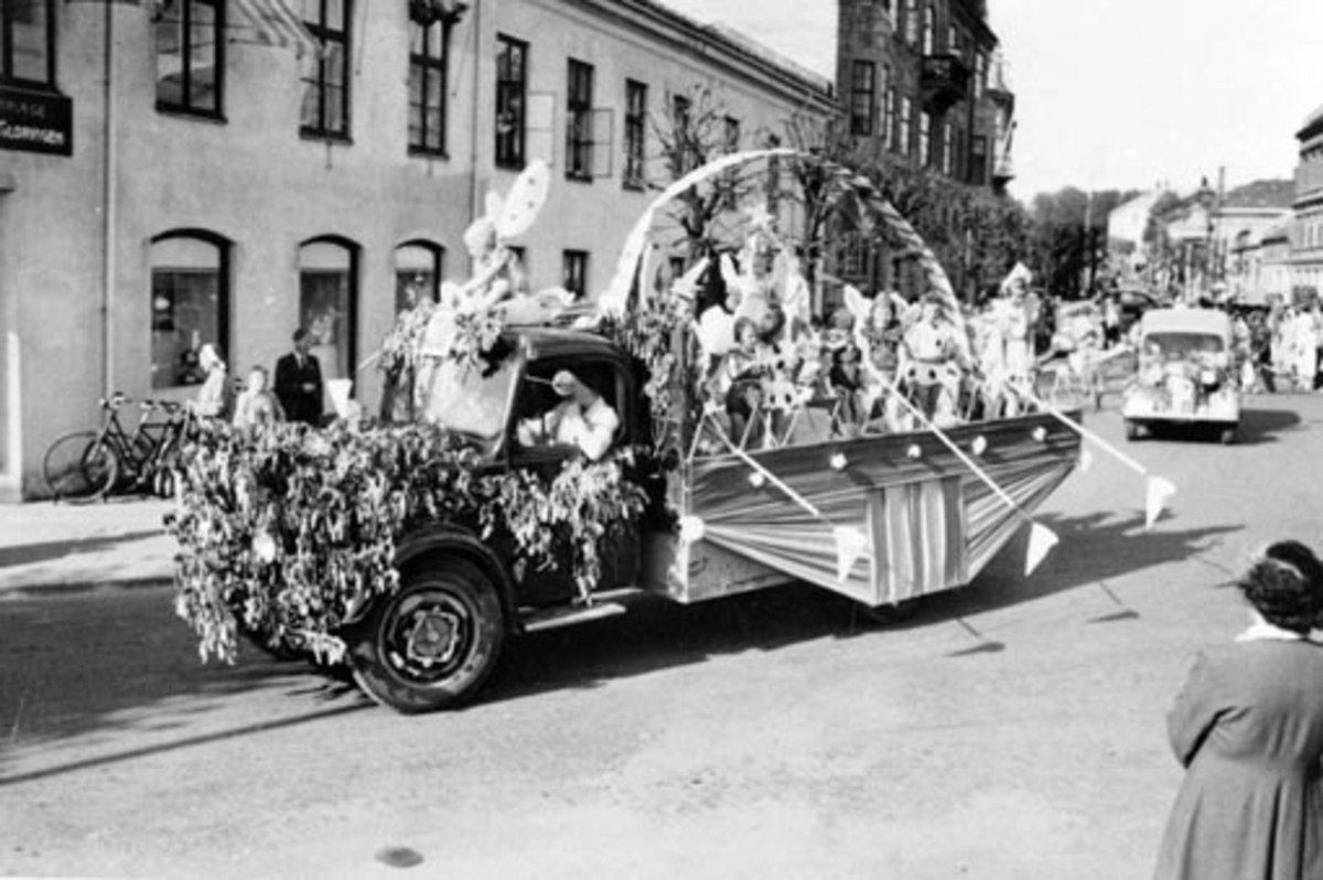 Anno Domkirkeodden, HAMAR RØDE KORS. BARNEHAGEFONDET. BARNAS DAG 3. JUNI 1951. INNSAMLING TIL INNTEKT FOR NY BARNEHAGE. STOR BARNEKORTESJE. START HJØRNET PARKGT. /ST. OLAVSGT. KL. 16. RUTE PARKGT. STRANDGT. SKOLETORVET, TORVGT. ØSTRE TORG, VANGSVEGEN, ST. OLAVSGT OG TILBAKE TIL UTGANGSPUNKTET. BARN PÅ LASTEBILER UTKLE…