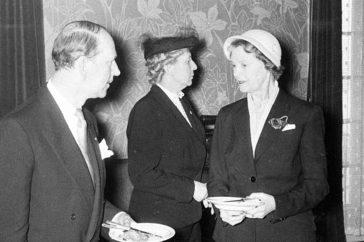 Anno Domkirkeodden, HAMAR RØDE KORS. FEIRING AV 50-ÅRS JUBILEUM 23. 3. 1956. TRE FORMENN PÅ ETT BRETT. ARNLJOT CASTBERG, SIGNE WIIK OG INGEBORG HØYE.