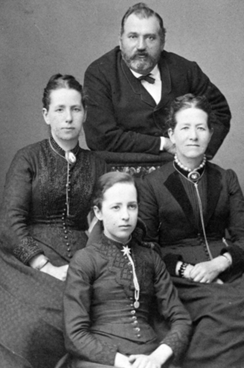 Anno Domkirkeodden, GRUPPE 4. FORAN THORA JULIE GODAGER, 2 REKKE F. V ALBERTINE SCHRØDER, FØDT SANDGÅRD OG JULIE DAHL, FØDT SANDGÅRD. BAKERST TH. SCHRØDER