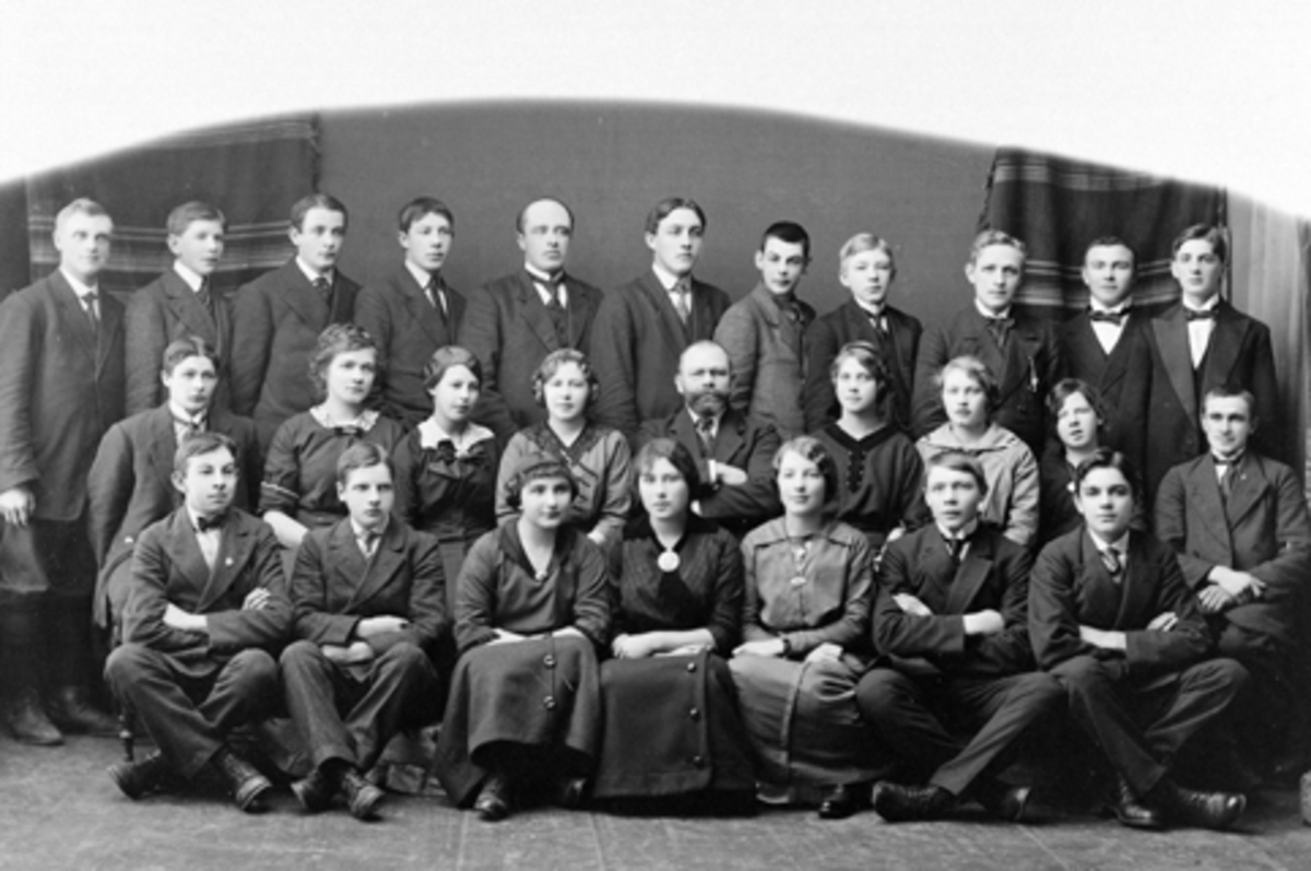 Anno Domkirkeodden, HAMAR HANDELSSKOLE. GRUPPE ELEVER OG LÆRERE. NAVN UKJENTE. "SEPTEMBER 1914 - MARS 1915"