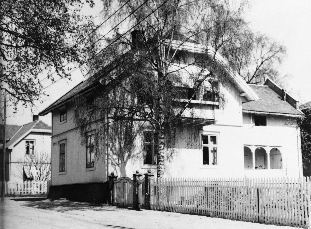 Anno Domkirkeodden, EKSTERIØR: OLE BULLS GATE 33