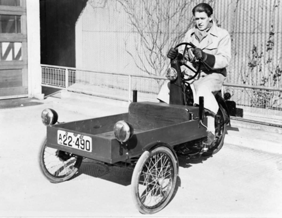 Anno Domkirkeodden, INGENIØR SVERRE HAGEN MEK. VERKSTED, LINDBERGBAKKEN 3, ELEKTRISK MOTORSYKKEL, REG. NR. A 22490UKJENT MANN. SE ARTIKKEL I KAUPANG OG BYGD, ÅRBOK FRA 2006.