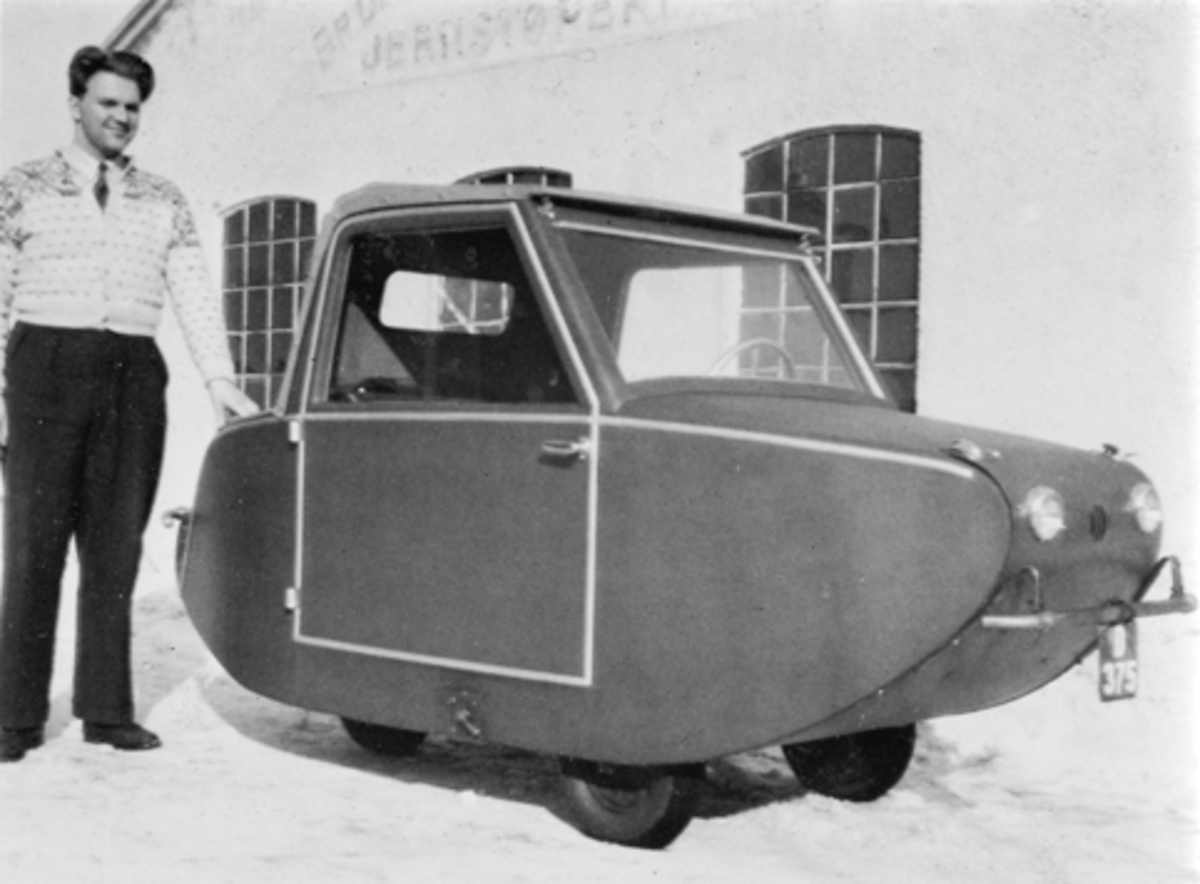 Anno Domkirkeodden, INGENIØR SVERRE HAGEN MEK. VERKSTED, LINDBERGBAKKEN 3, ELEKTRISK BIL, D-375, PRODUSERT I BRUMUNDDAL, UKJENT MANN, BILDET ER TATT UTENFOR BRUMUNDDAL VERKSTED OG JERNSTØPERI.