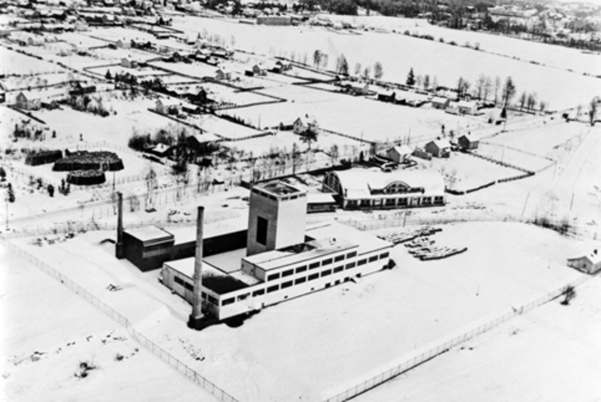 Anno Domkirkeodden, FLYFOTO, VINMONOPOLETS REKTIFIKASJONSANLEGG, STORHAMAR, Nordvikvegen, 1932/33?. ANLEGGET BLE SATT I DRIFT I DESEMBER 1931