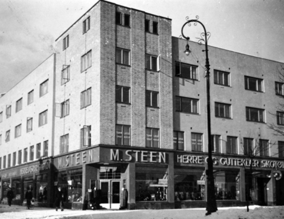 Anno Domkirkeodden, M. STEEN HERRE OG GUTTEKLÆR SKOTØI, FORRETNING I TORGGATA, ØSTRE TORG, GATELYKT, GATELYS