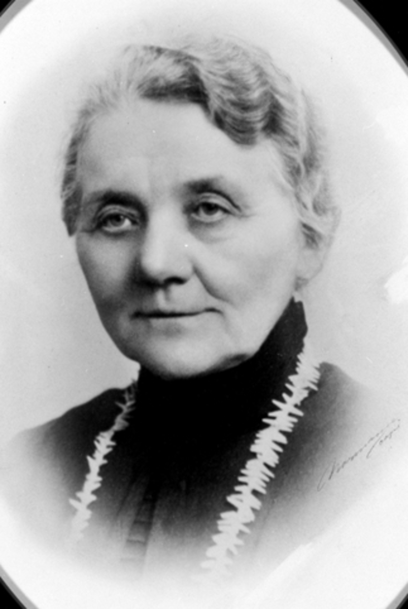 Anno Domkirkeodden, PETRA HEIBERG (1869-1938), LÆRER VED HAMAR DØVESKOLE OG STIFTER AV FORENINGEN DE DØVES VEL. SE BOKA HISTORIEN OM DE DØVES VEL S. 20. Se også Hamar Historielags årbok 2013. " Kvinnesak og samfunnsutvikling". Se CG-00557 for original foto.