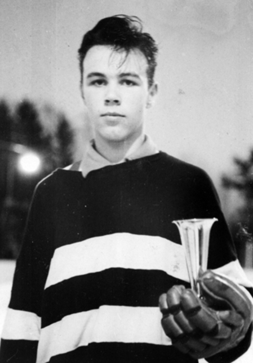 Anno Domkirkeodden, STEINAR JOHANSEN, KAPTEIN PÅ SKOLELAGET, MED POKAL SOM HAMAR KATEDRALSKOLE VANT I ISHOCKEYCUPEN FOR HØYERE SKOLER I HEDMARK 1960. IDRETT.