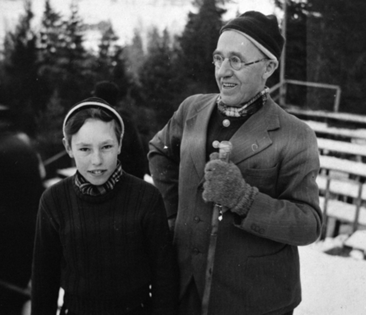 Anno Domkirkeodden, RAGNAR ØDEGAARD OG HANS BESTEFAR HANS WALBERG, DELTAGERE UNDER ET JØSSINGREN I FURUBERGET I 1942