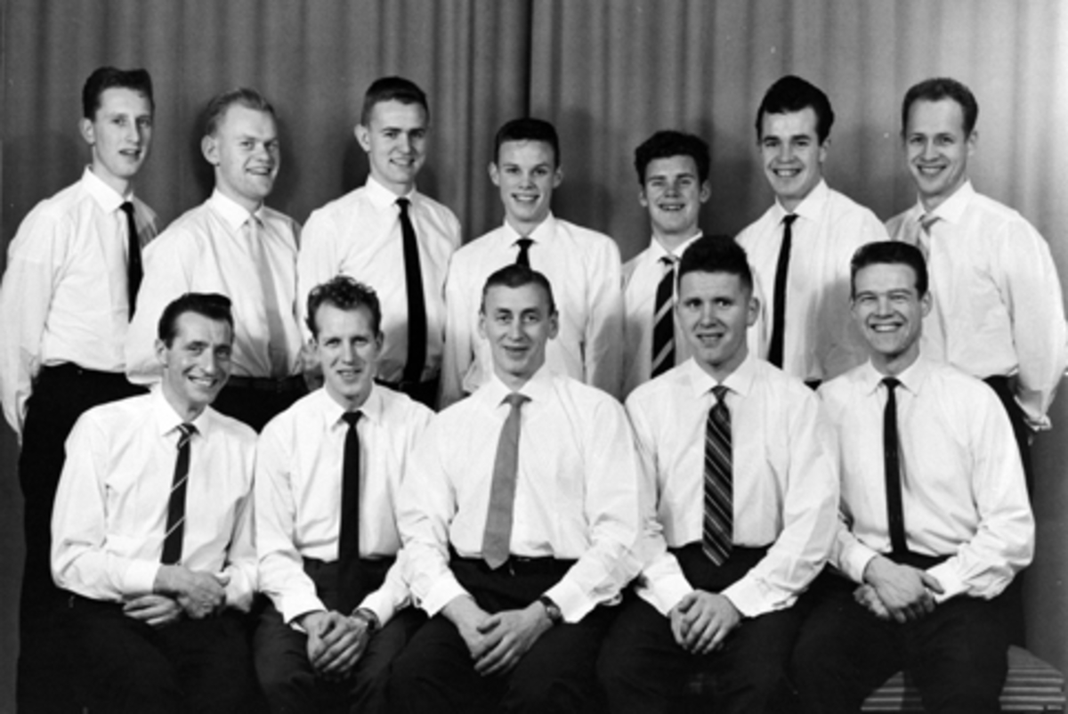 Anno Domkirkeodden, HAM-KAM, FOTBALLAGET 1961. GRUPPE 12 I STUDIO. BAK. F. V. PER BRATLI, KNUT ERIKSEN, UKJENT, UKJENT, BJØRN HANSEN, ODD GRIMSRUD, UKJENT, UKJENT. FORAN, UKJENT, UKJENT, UKJENT, UKJENT, GEORG LARSEN. SE OGSÅ FOTOHUSET NEG-8264