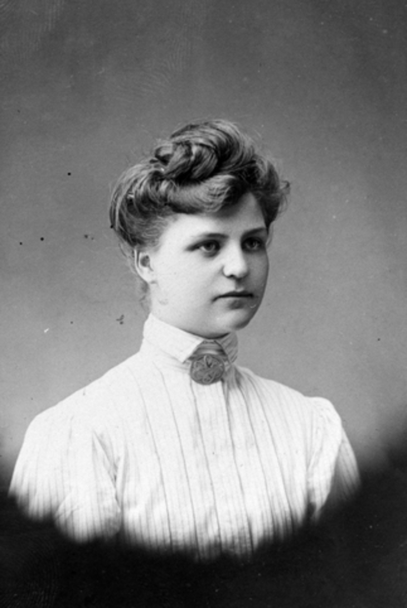 Anno Domkirkeodden, OVIDIA JENSEN, PORTRETT. FOTOGRAF RAGNHILDA ERIKSEN, HAMAR