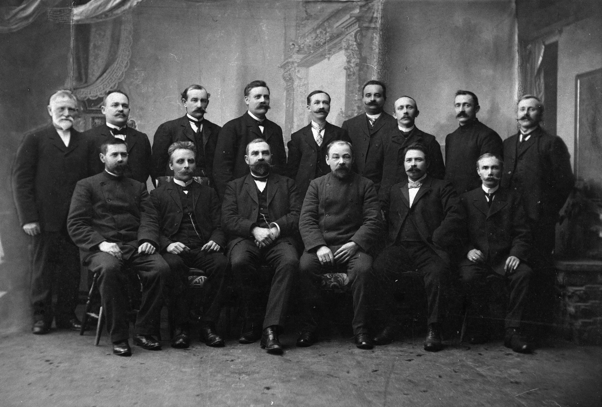 Anno Domkirkeodden, HAMAR GUBBELAG, KOMITEEN FOR BYGGING AV GUBBESTUA. FORAN F. V. MALER L. PEDERSEN, RØRLEGGER J. JOHANSEN, FEIER G. ØSTHAGEN, SNEKKER A. RUD, SNEKKER H. NORDSTRØM BAK F. V. BETJENT A. M. OLSEN, SNEKKER M. LARSEN, SMEDFORMANN. HANSEN, MURER Martin JENSEN, SMED E. KORSLUND, SNEKKER O. MELBY, FAKTOR E. …