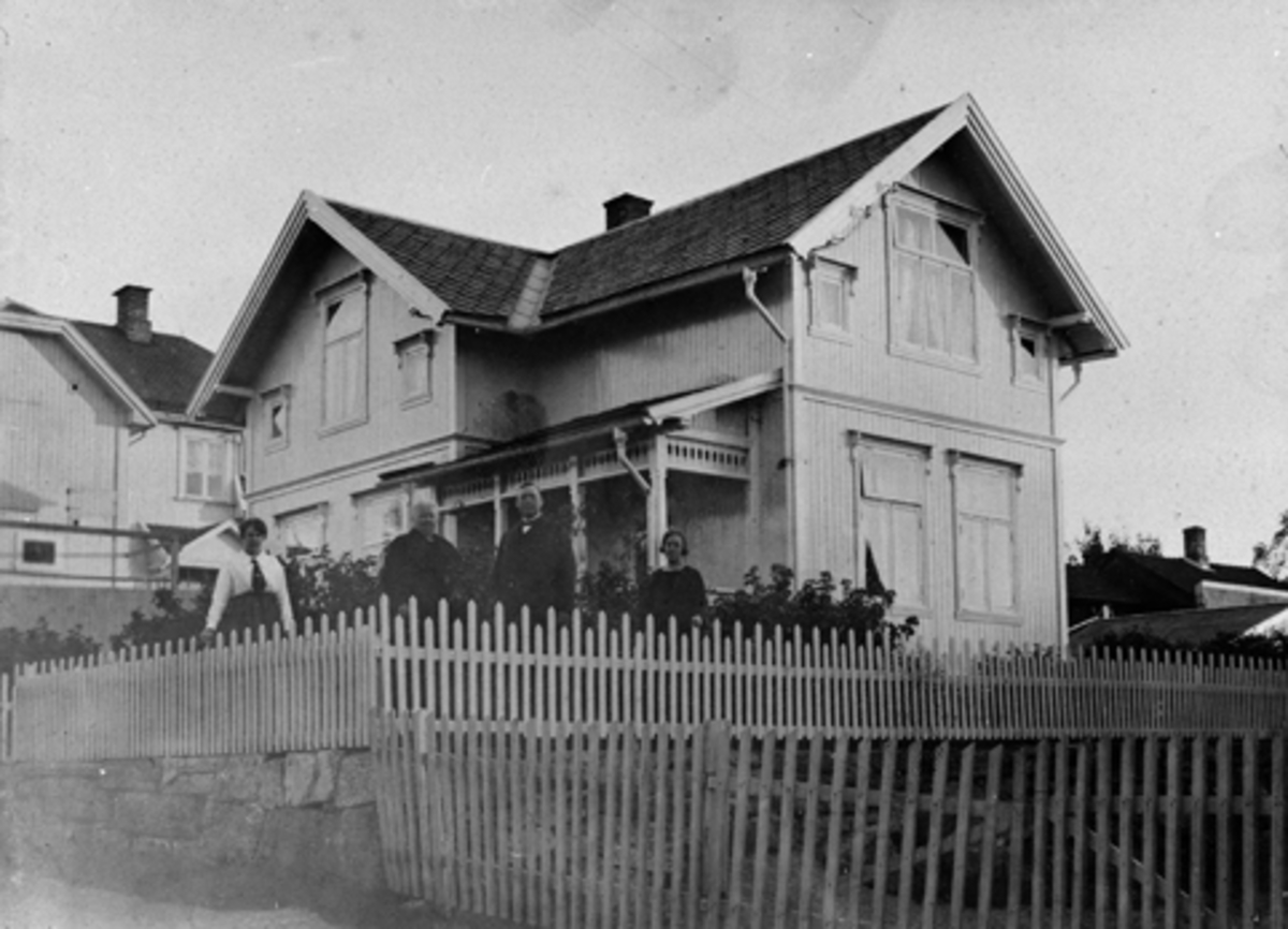 Anno Domkirkeodden, SVERDERUPSGATE 34, HAMAR. LOVISE OG JENS HUMMELNESSETS HJEM, BYGGEÅR 1912. F. V. LOVISE, JENS, ANNA (G. LARSEN) OG MARIE ( G. GODAGER) HUMMELNESSET. BILDET ER TATT CA. 1930.