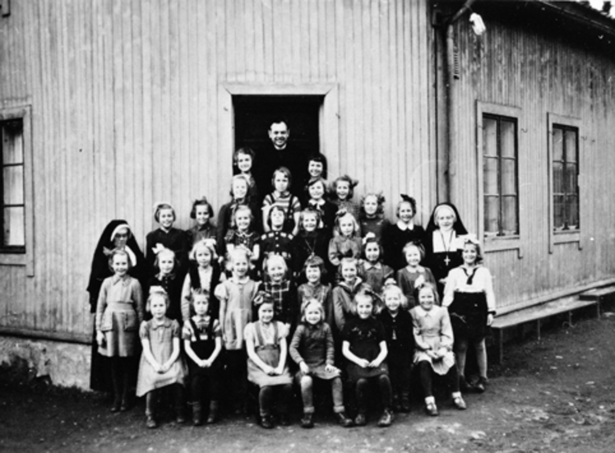 Anno Domkirkeodden, ST. TORFINNS BARNEHAGE, HAMAR, GRUPPE BARN FRA MINSTE PARTI, FOTOGRAFERT FORAN BARNEHAGEN, 1946?