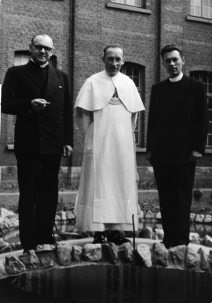Anno Domkirkeodden, ST. TORFINN, KATOLSKE KIRKE, HAMAR, 1948. PATER THEOFIL FRA TRONDHEIM OG HANS BROR THEODAL? FRA BELGIA PÅ BESØK I HAMAR.