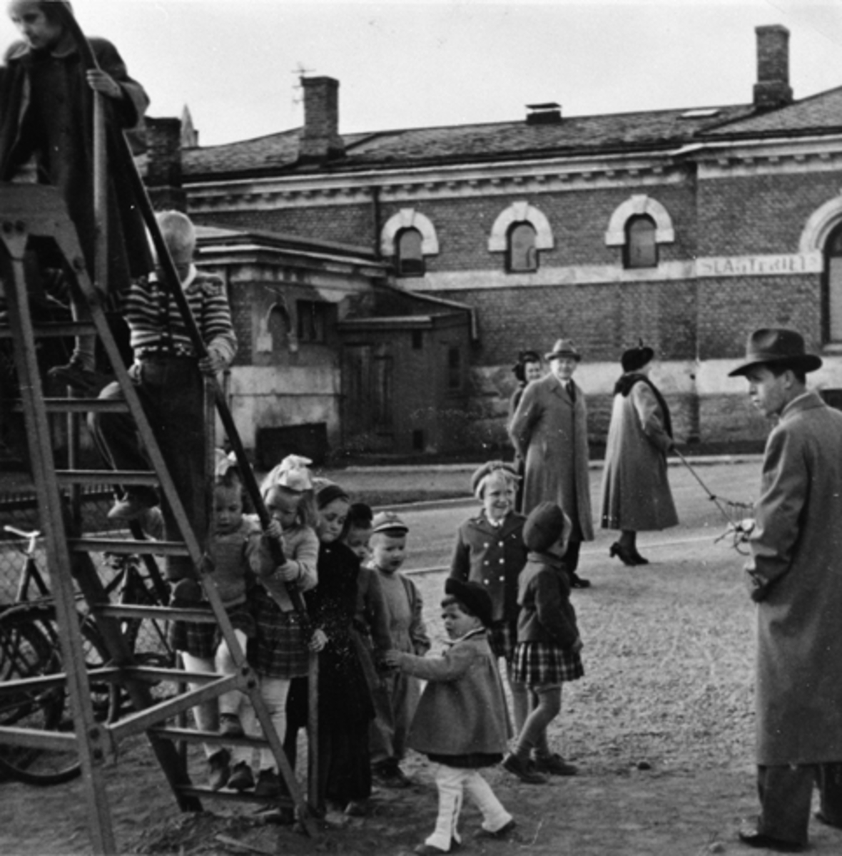 Anno Domkirkeodden, STRANDGATEPARKEN I HAMAR, BARN I SKLIE, RUTSJEBANE, LEKEAPPARAT, BARN I KØ, UNNI OG INGUNN OLSEN MED SLØYFER I HÅRET, CA. 1953.