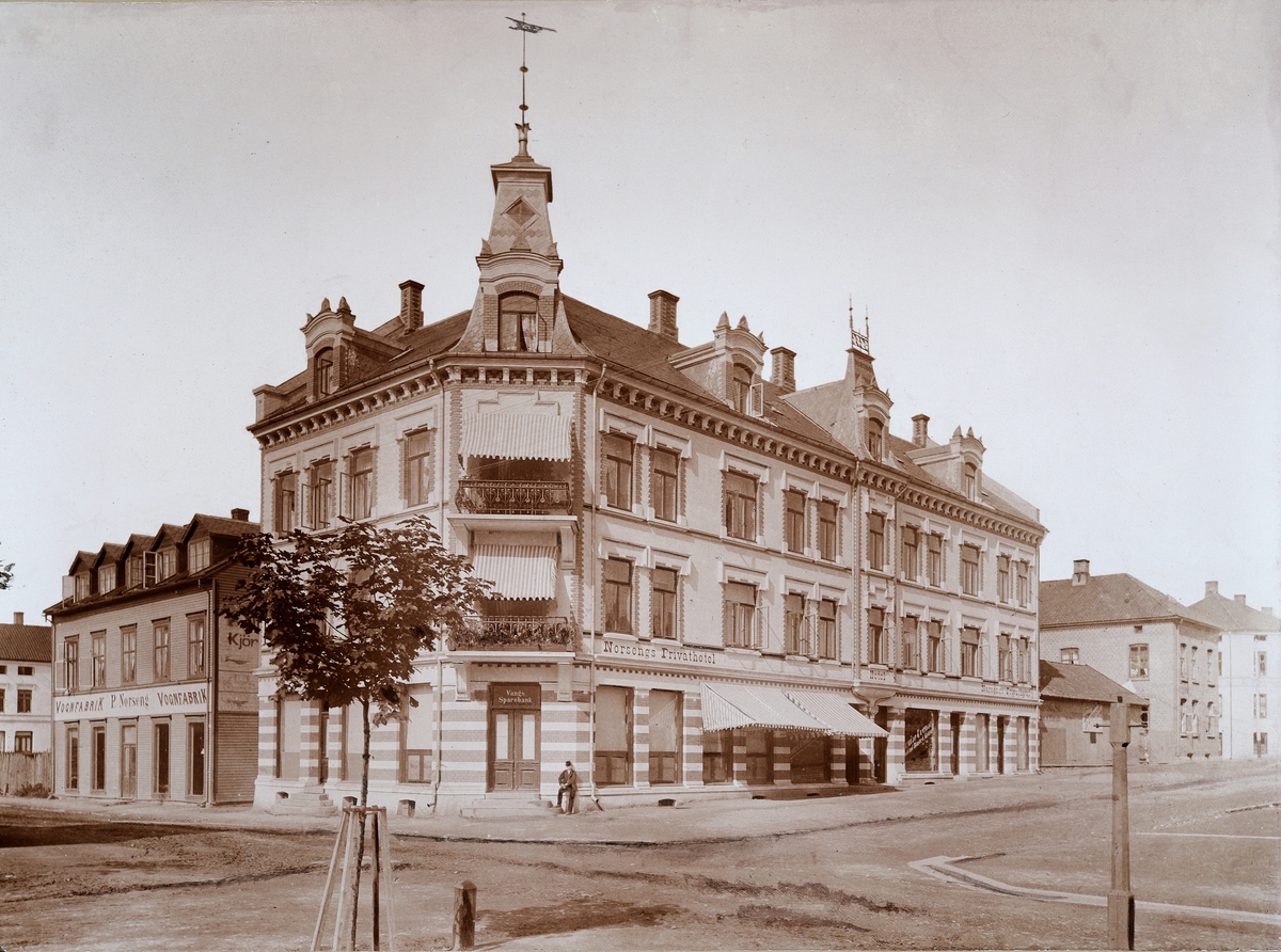 Anno Domkirkeodden, Torggata 13 P. Norsengs Vognfabrikk, Parkgata 12, Norsengs Privathotel, Vangs Sparebank, eksteriør. Ca. 1900.