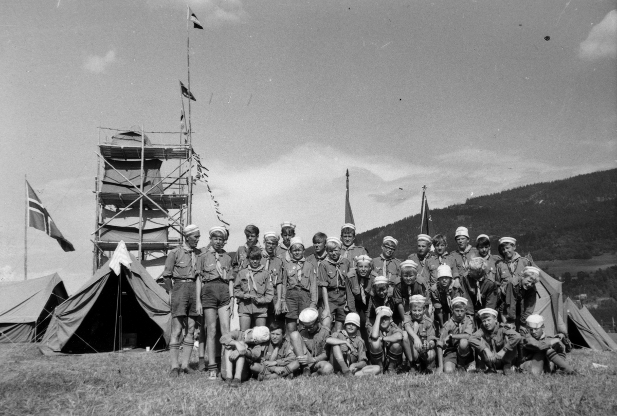 Anno Domkirkeodden, Hamar speidere på landsleir på Lillehammer 1968. 2. Hamar tropp. Ukjente navn. Troppsleder Arne Høverstad ytterst t. v.