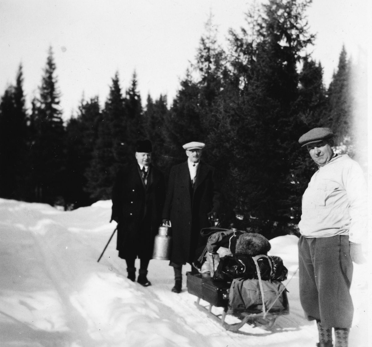 Anno Domkirkeodden, Påsketur til hytta på Gåsbu. Kjelke med oppakking. F. v. Henrik Bjørn Andresen, Kristian Fodstad og Robert Henningstad.