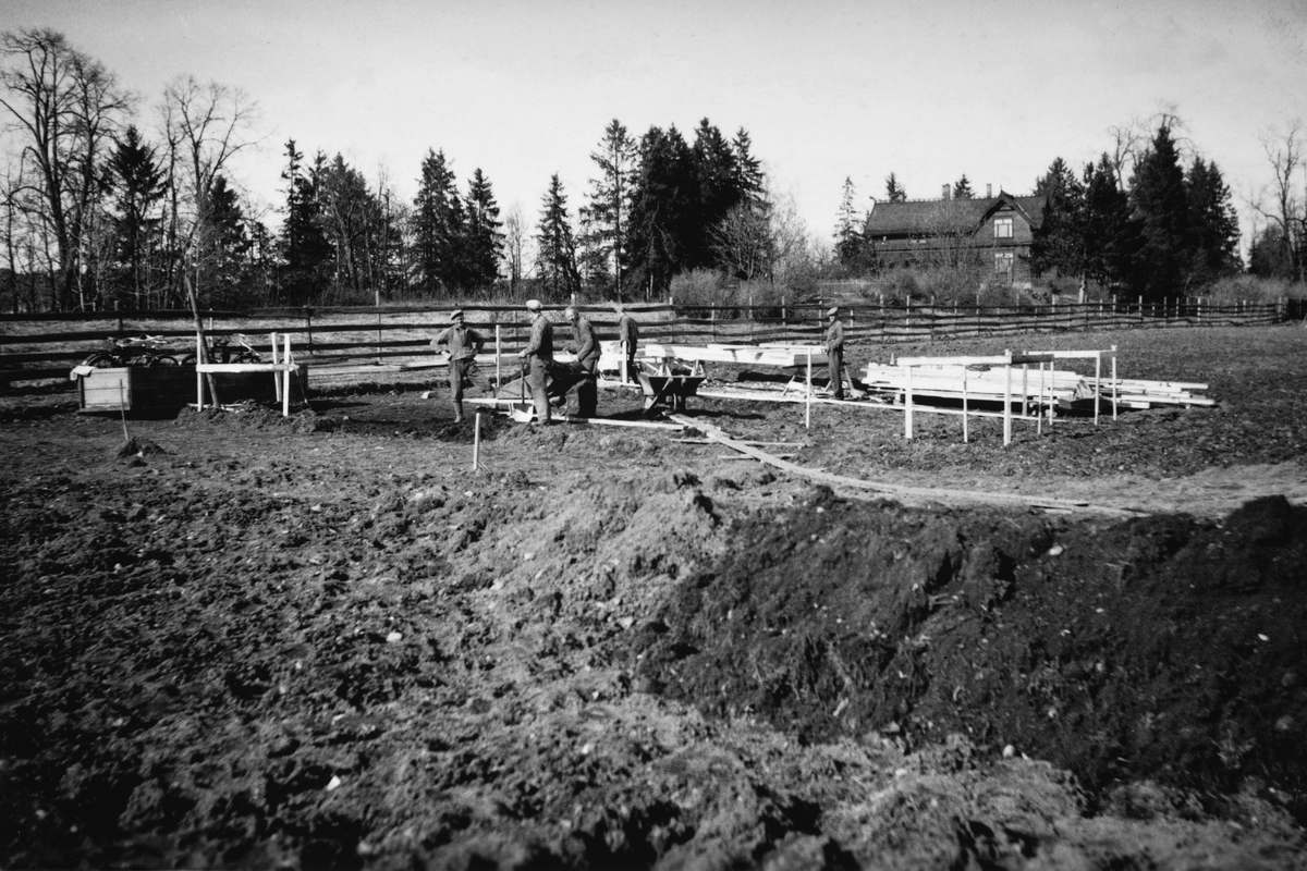 Anno Domkirkeodden, Husbygging i Olav myntmesters gate 54, Hamar. Villa for Fylkeskontorist Reidar Hagen og frue. Funkisvilla tegnet av arkitekt Rolf Prag 1939. Tomta graves ut for hånd i slutten av april 1939. Ukjente menn med trillebårer.