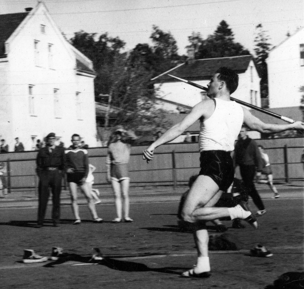 Anno Domkirkeodden, Spydkaster Egil Danielsen kaster spyd på Hamar stadion. Friidrett.