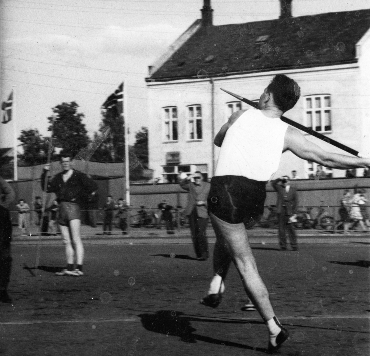 Anno Domkirkeodden, Spydkaster Egil Danielsen kaster spyd på Hamar stadion. Friidrett.