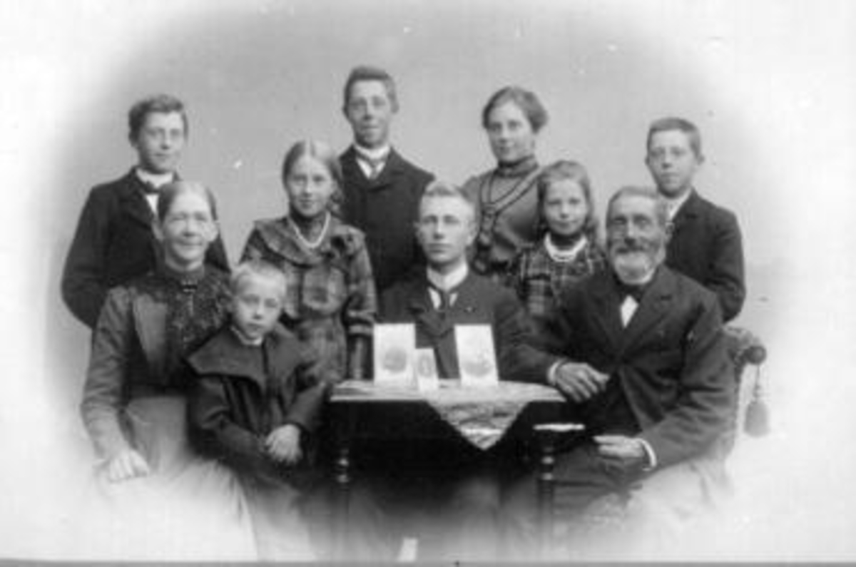 Anno Domkirkeodden, Familien på Nedre Maurud, Helgøya. Fra venstre bak er Torstein (1888-1971), Leonard (1885-1978), Marie Otilie (1887-1976), Magne (1891-1972). Foran fra venstre er mor Theoline Torsdatter Fjeld (1853-1929), Lovise f.1893, Karen Sofie f.1895, far Lars Larsen Lier (1832-1910). Ottar f.1899 foran moren.
