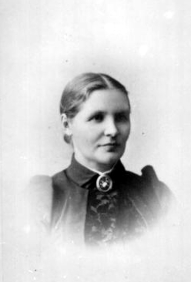Anno Domkirkeodden, Nikoline Petrine Sandvik f. 1847. Gift med Paul Knutsen Sandvik f.1847 som var førstelærer på Helgøya skole fra 1869 til 1879.